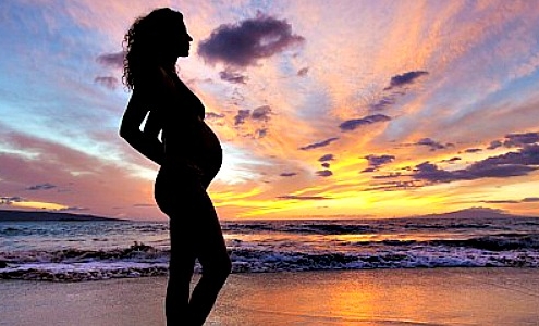 pregnant-woman-on-beach-at-sunset-m-swiet-productions